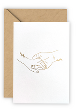 Afbeelding in Gallery-weergave laden, Better Together - Hands of Gold Goudfolie | Liefde | Luxe Valentijnskaart A6
