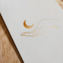 Afbeelding in Gallery-weergave laden, Moon Magic - Hands of Gold Goudfolie Luxe Wenskaart A6
